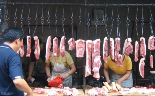 猪价下跌两天，养猪户压栏不卖，三个风险在酝酿，7月12日猪价