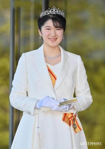 日本19岁爱子公主新年首亮相