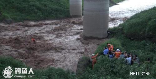 重庆男子钓鱼入迷被困洪水 警民合力救援