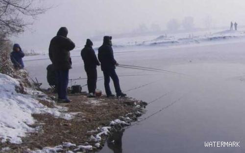 冬季钓鱼