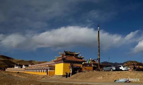 藏族人磕长头分为三次,这分别代表着人的三种行为