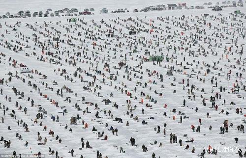 吉尔湖举行万人冰钓大赛零下40度拼毅力