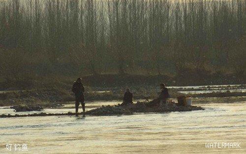 六名男子到黄河中央钓鱼 河水突涨将其围困