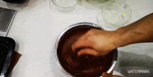 红丝绒蛋糕怎么做才能特别红(红丝绒牛乳蛋糕做法)